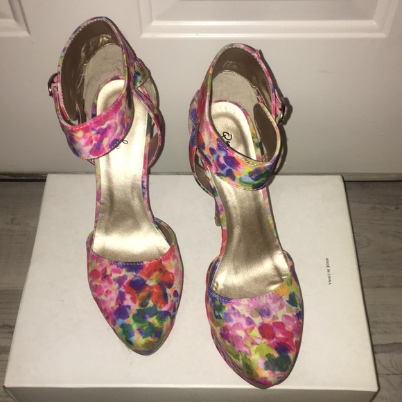 Qupid Shoes - 🌺  Pretty flower pattern platform high heels🌺